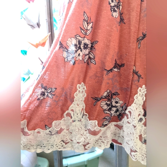 Dusty Rose 🪷 Mauve Berry floral lace top - Picture 4 of 4